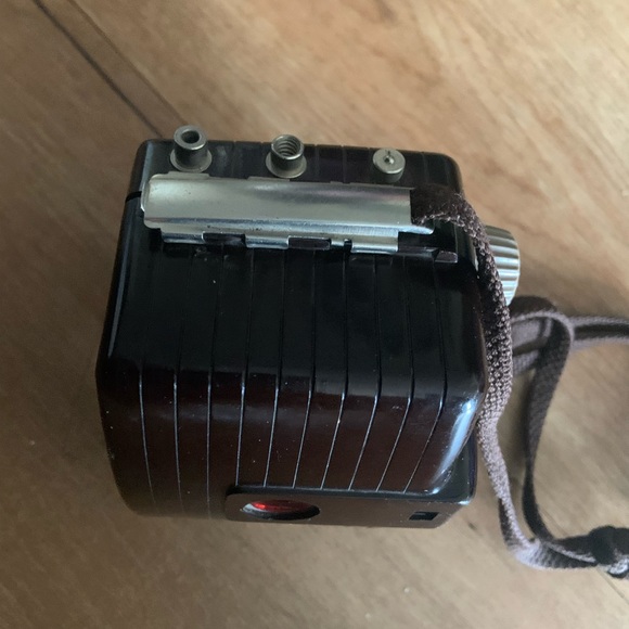 Kodak Holiday Flash Brownie Camera takes 127 Film.For collector showcasing. - Picture 9 of 15